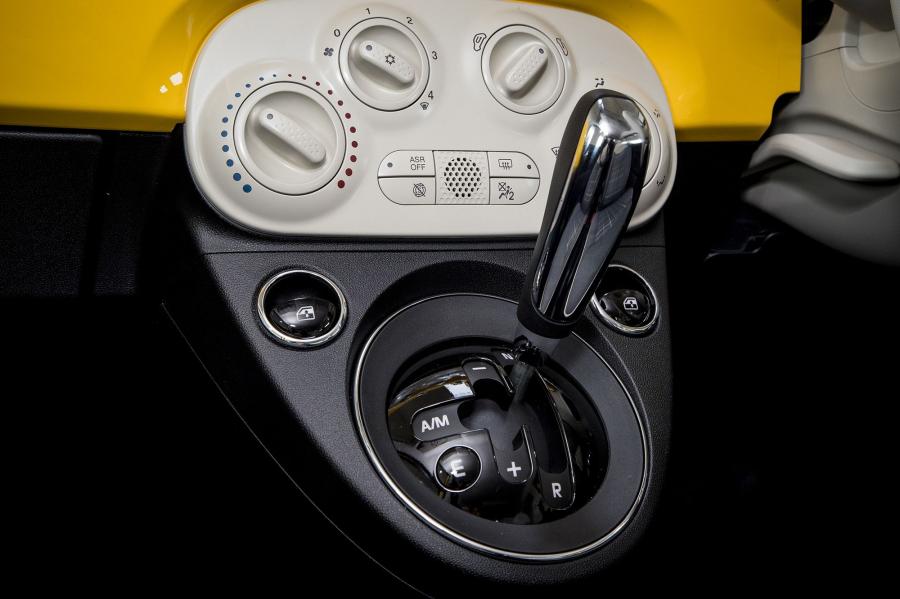 Детали интерьера Fiat 500 Mimosa (312) 2020 года  (JP) (фото 26 из 40)